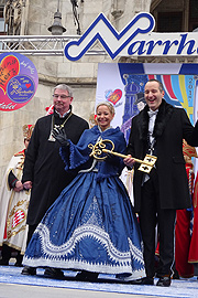 Alexander Reissl (li.) übergab den Stadtschlüssel an das Narrhalla Prinzenpaar  (©Foto. Martin Schmitz)